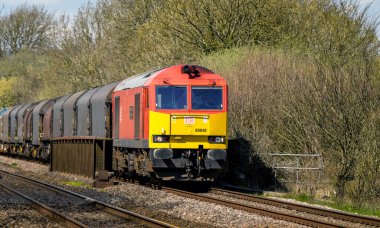 CARDIFF, WALES - Nisan 2018: ağır dizel lokomotif vagon vagonu taşıma