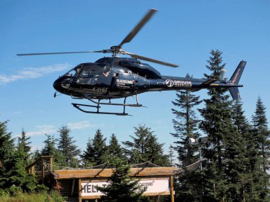Vancouver, Kanada - Ağustos 2012: Grouse Dağı 'nın tepesinden bir helikopter turistleri gezdirerek havalandı