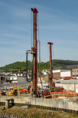 PONTYPRIDD, WALES - Mayıs 2018: Eski Taff Vale Bölgesi sahasında büyük bir yeni karma kullanım geliştirme projesi olan yenilenme projesi için sondaj sondajı temelleri hazırlama.