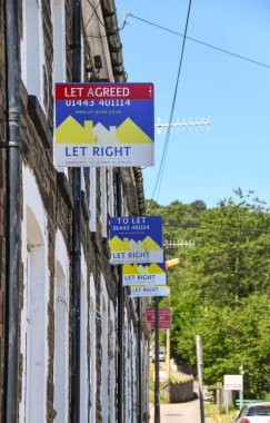 TreForst, PONTYPRIDD, WALES - Haziran 2018 Ağaç Ormanı, Pontypridd 'deki evlerin terasına işaretler. Bölge Güney Galler Üniversitesi 'ne bitişiktir ve bu da öğrenci konutları için talep yaratır..