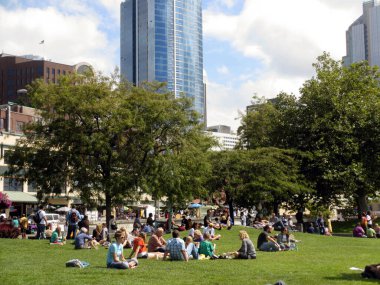 SEATTLE, WA, ABD - Haziran 2018: İnsanlar Seattle 'daki Pike Place Market yakınlarındaki bir kamu parkında dinleniyor