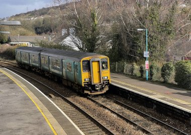 Treforest, Wales - Mart 2021: Treforest tren istasyonuna gelen yolcu treni. Bu hat Güney Galler 'i Cardiff' e bağlıyor..
