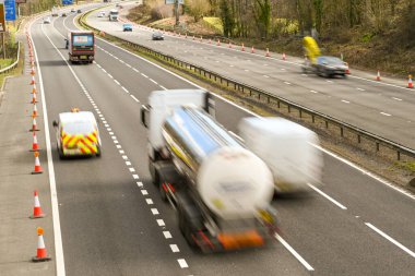Miskin, Cardiff, Wales yakınlarında - Mart 2021: Cardiff yakınlarındaki M4 otoyolunda trafik. Hızı iletmek için araçların hareketini bulanıklaştırmak için yavaş deklanşör hızı kullanıldı.