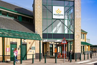 Barry, Wales - Mart 2021: Morrison süpermarketinin bir şubesinin dış görünüşü