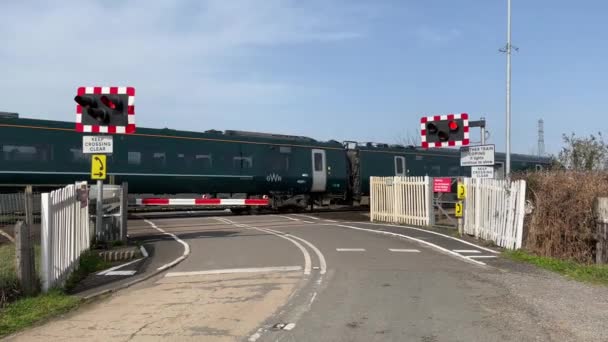 2021年3月 威尔士加的夫附近的庞萨恩 Pontsarn 高速训练通过加的夫附近的一个水平过境点 这列火车是由大西部铁路运营的 — 图库视频影像