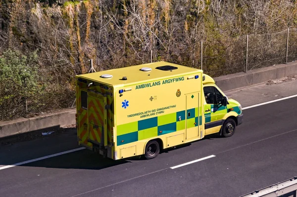 Cardiff Wales Nisan 2021 Çift Yönlü Bir Otoyolda Giden Ambulansın — Stok fotoğraf