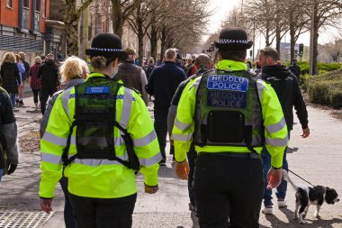 Cardiff, Wales - Nisan 2021: Cardiff 'te bir publc yürüyüşünde iki polis memuru kalabalığa eşlik ediyor