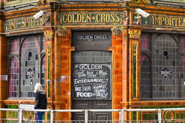 Cardiff, Wales - Nisan 2021: Cardiff şehir merkezindeki en eski barlardan biri olan Golden Cross halk evinin dışı.
