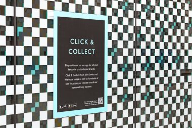 Cardiff, Wales - Nisan 2021: Cardiff şehir merkezindeki John Lewis mağazasının önündeki tabelayı tıklayın ve toplayın