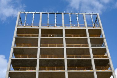 Cardiff, Wales - Nisan 2021: Cardiff şehir merkezinde kısmen tamamlanmış bir ofis binasının beton iskeleti.