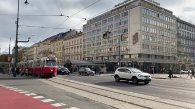 Viyana, Avusturya Kasım 2019: Viyana şehir merkezinde bir yol kavşağından geçen elektrik tramvayı. Şehrin geniş bir tramvay ağı var..