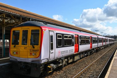 Caerphilly, Wales - Nisan 2021: Galler için Ulaşım trenindeki yolcu treni, Galler ve Hudutlar demiryolu ağının işletilmesinin sorumluluğunu üstlendi.