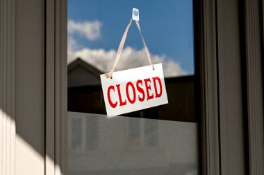 Ulusal tecrit sırasında kapatılmaya zorlanan bir restoranın penceresindeki kapalı tabela.