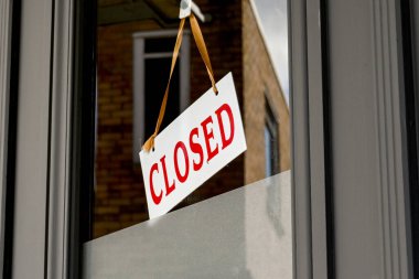 Ulusal tecrit sırasında kapatılmaya zorlanan bir restoranın penceresindeki kapalı tabela.