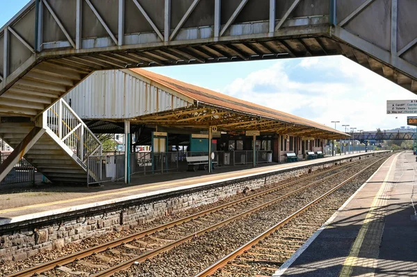 Caerphilly Gales Abril 2021 Plataformas Estación Tren Caerphilly Con Pasarela — Foto de Stock