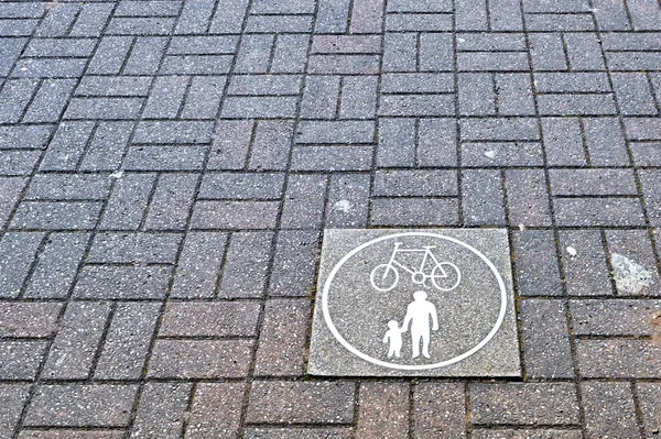 Placa Camino Pavimentado Con Símbolos Que Muestran Uso Para Ciclistas —  Fotos de Stock