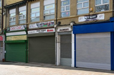 Pontypridd, Galler - Nisan 2021: Ulusal tecrit sonucunda Pontypridd şehir merkezindeki Mill Caddesi 'ndeki dükkanlar kapatıldı