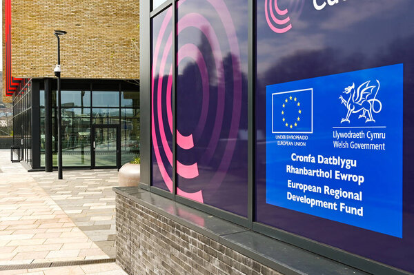 Понтиприд, Уэльс - апрель 2021 года: надпись на внешней стороне нового офисного здания в центре города Понтиприд, показывающая спонсоров и спонсоров проекта.