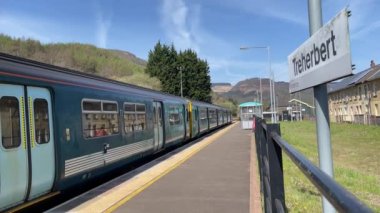 Treherbert, Rhondda Vadisi, Galler - Nisan 2021: Treherbert istasyonundan kalkan tren. Hat Rhondda Vadisi 'ni Cardiff' e bağlıyor.