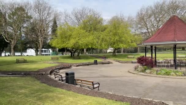 Pontypridd Wales April 2021 Bandstand Formell Trädgårdsmiljö Ynysangharad Park Pontypridd — Stockvideo