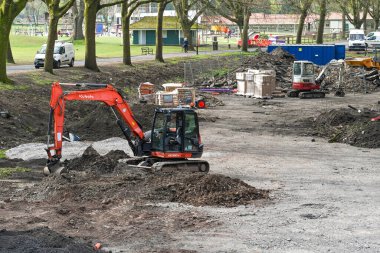 Pontypridd, Galler - Nisan 2021: Pontypridd 'deki atık alanlarını temizlemek için küçük mekanik kazıcılar kullanılıyor.