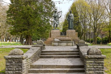 Pontypridd, Galler - Nisan 2021: Kasaba merkezinin yakınındaki Ynysangharad Park 'taki heykellere giden merdivenler. Galler Milli Marşı 'nın bestecileri Evan James ve James James' i anarlar.