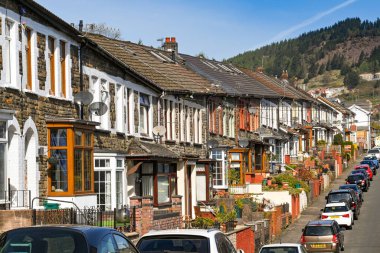 Tonypandy, Rhondda Vadisi, Galler - Nisan 2021: Rhondda Vadisi 'ndeki Tonypandy' de geleneksel teraslı evler