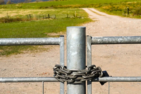 Chaîne Métal Lourd Serrure Autour Une Porte Poteau Pas Peuple — Photo