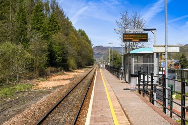 Ynyswen, Rhondda Vadisi, Galler - Nisan 2021: Treherbert 'e giden tek hatta Ynyswen' deki boş istasyon. Hat Rhondda Vadisi 'ni Cardiff' e bağlıyor..