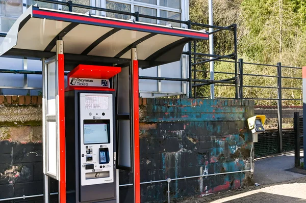 Ynyswen Rhondda Valley Wales April 2021 Nieuwe Zelfbedieningskaartautomaat Het Onbemande — Stockfoto
