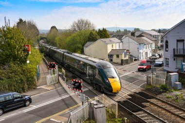Pencoed, Bridgend, Galler yakınlarında - Nisan 2021: Pencoed köyünden geçen yüksek hızlı tren. Köy Swansea 'den Londra' ya ana demiryolu hattında..