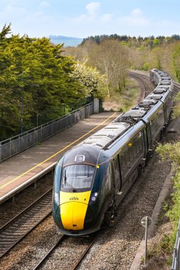 Pencoed, Bridgend, Galler yakınlarında - Nisan 2021: Pencoed köyündeki tren istasyonundan geçen yüksek hızlı tren. Köy Swansea 'den Londra' ya ana demiryolu hattında..