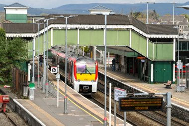 Bridgend, Wales - Nisan 2021: Bridgend tren istasyonundaki platformlardan birinde Galler Taşımacılığı tarafından işletilen tren.