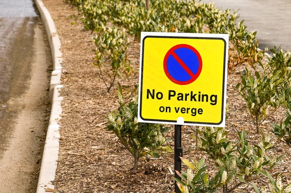 在种植了新灌木的道路的边缘没有停车标志 没有人 — 图库照片
