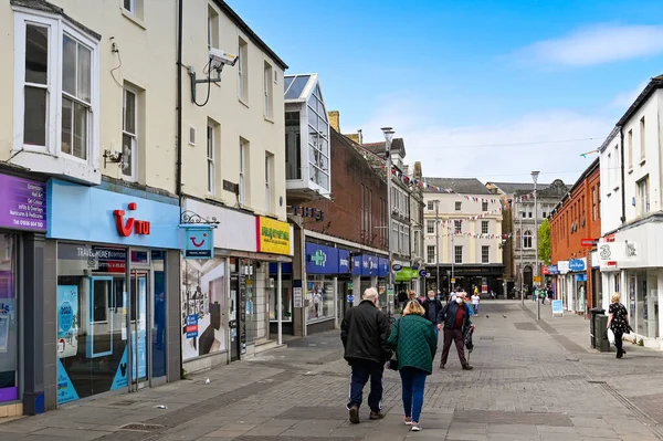 Bridgend Wales Duben 2021 Lidé Kráčející Caroline Street Pěší Zóně — Stock fotografie