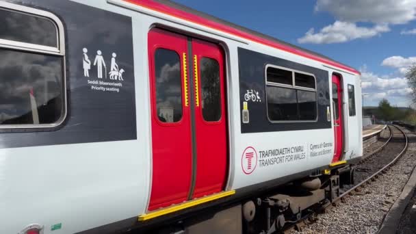 Merthyr Tydfil Gales Mayo 2021 Tren Pasajeros Que Sale Estación — Vídeo de stock