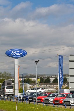 Bridgend, Wales - Nisan 2021: Ford Motor Şirketi 'nin araba satış bayisinde sergilenen arabaların üstünü imzalayın