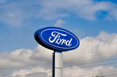 Bridgend, Wales - Nisan 2021: Ford Motor Şirketi 'nin araba satış mağazasının önündeki büyük tabela