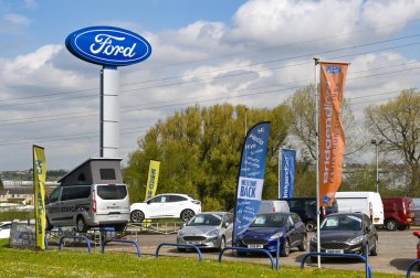 Bridgend, Wales - Nisan 2021: Ford Motor Şirketi 'nin araba satış bayisinde sergilenen arabaların üstünü imzalayın