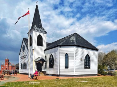 Cardiff Körfezi, Galler - Nisan 2021: Cardiff Körfezi 'ndeki tarihi Norveç Kilisesi' nin dış görünüşü. Şehir limanları sanayi devriminde patlama yaşarken inşa edildi.