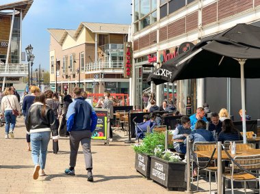 Cardiff Körfezi, Galler - Mayıs 2021: Cardiff Körfezi 'ndeki Denizkızı İskelesi' ndeki restoranların önünden geçen insanlar.