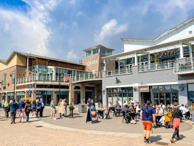 Cardiff Körfezi, Galler - Mayıs 2021: Cardiff Körfezi 'ndeki Denizkızı İskelesi' ndeki restoranların önünden geçen insanlar.