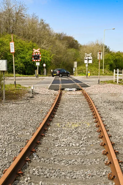 Bridgend Wales April 2021 Enkel Järnvägsspår Som Korsar Huvudväg Waterton — Stockfoto