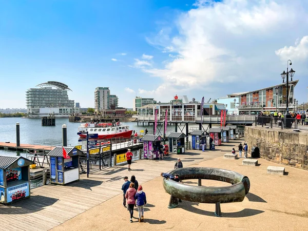 Cardiff Bay Galles Maggio 2021 Persone Sul Lungomare Mermaid Quay — Foto Stock