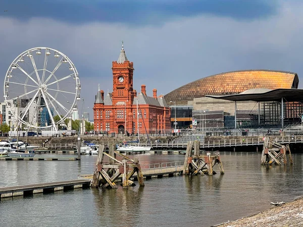 Cardiff Körfezi, Galler - Mayıs 2021: Cardiff Körfezi 'ndeki Denizkızı Quay rıhtımı. Kırmızı tuğla bina, eski rıhtımların tarihi Pierhead Buiilding binasıdır..