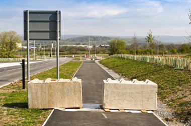 Bridgend, Wales - Nisan 2021: Özel endüstriyel araziye erişimi engellemek için büyük beton bloklar yerleştirildi. Kimse yok..