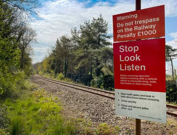 Señal Advertencia Cruce Una Sola Vía Ferrocarril Hay Gente — Foto de Stock