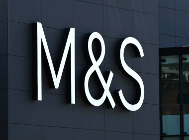 Merthyr Tydfil, Galler - Temmuz 2018: Güney Galler 'de şehir dışındaki bir perakende parkında Marks ve Spencer şubesinin önünde logo.