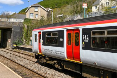 Ynysowen, Merthyr Tydfil, Wales - Mayıs 2021: Merthyr Vale 'deki Ynysowen tren istasyonundan ayrılmak üzere Galler Taşımacılık tarafından işletilen Psvoy treni. Çizgi Merthyr Tydfil 'i Cardiff' e bağlıyor