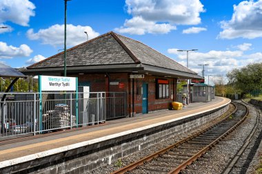 Merthyr Tydfil, Galler - Mayıs 2021: Güney Galler 'deki Merthyr Tydfil tren istasyonu. Vadileri Cardiff 'e bağlayan çizginin son noktasıdır.. .
